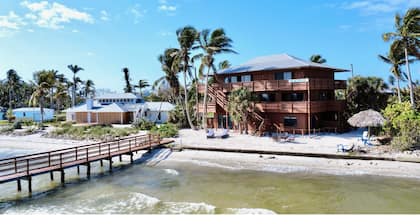 Redfish suite a Welcoming 1-bedroom unit in a beach lodge right on the water