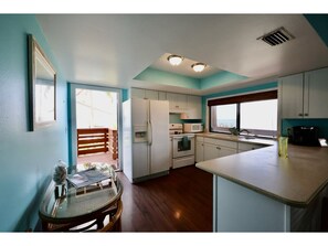 Private kitchen - Redfish suite a Welcoming 1-bedroom unit in a beach lodge right on the water (Bokeelia)