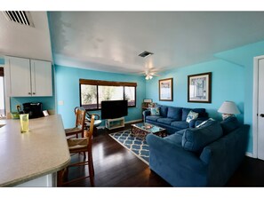 Living area - Redfish suite a Welcoming 1-bedroom unit in a beach lodge right on the water (Bokeelia)