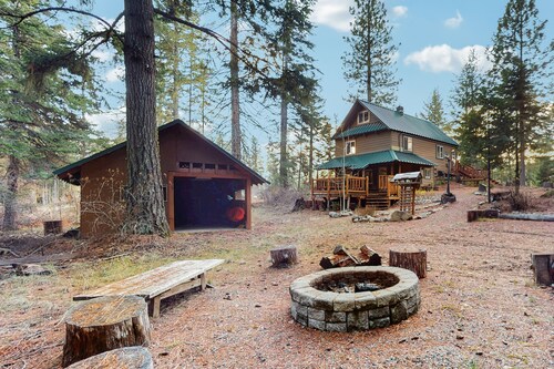 Charming lakefront cabin with hot tub, private beach, and mountain views