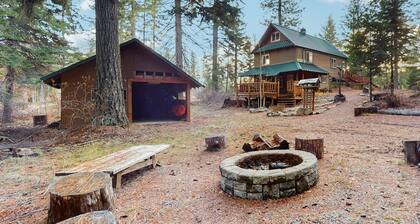 Charming lakefront cabin with hot tub, private beach, and mountain views