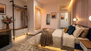 Une chambre à coucher moderne, comprenant un lit, des tables de chevet, un bureau et une armoire.