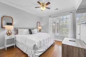 Työpöytä, silitysrauta/-lauta, ilmainen Wi-Fi, vuodevaatteet