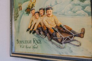 Eine gerahmte Illustration einer Schlittenfahrt mit dem Text "Bobsleigh Race Wild Record Speed".