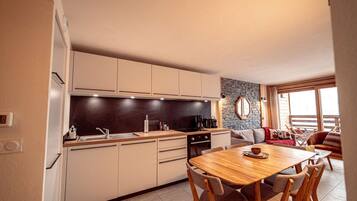 Coffee/tea maker, fridge, microwave, oven