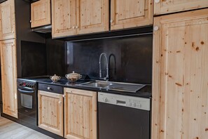 Réfrigérateur, micro-ondes, four, lave-vaisselle