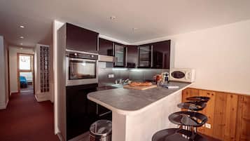 Køleskab, ovn, opvaskemaskine, brødrister