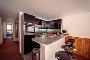 Kylskåp, ugn, diskmaskin och brödrost