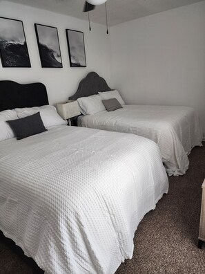 3 habitaciones, tabla de planchar con plancha, wifi y ropa de cama