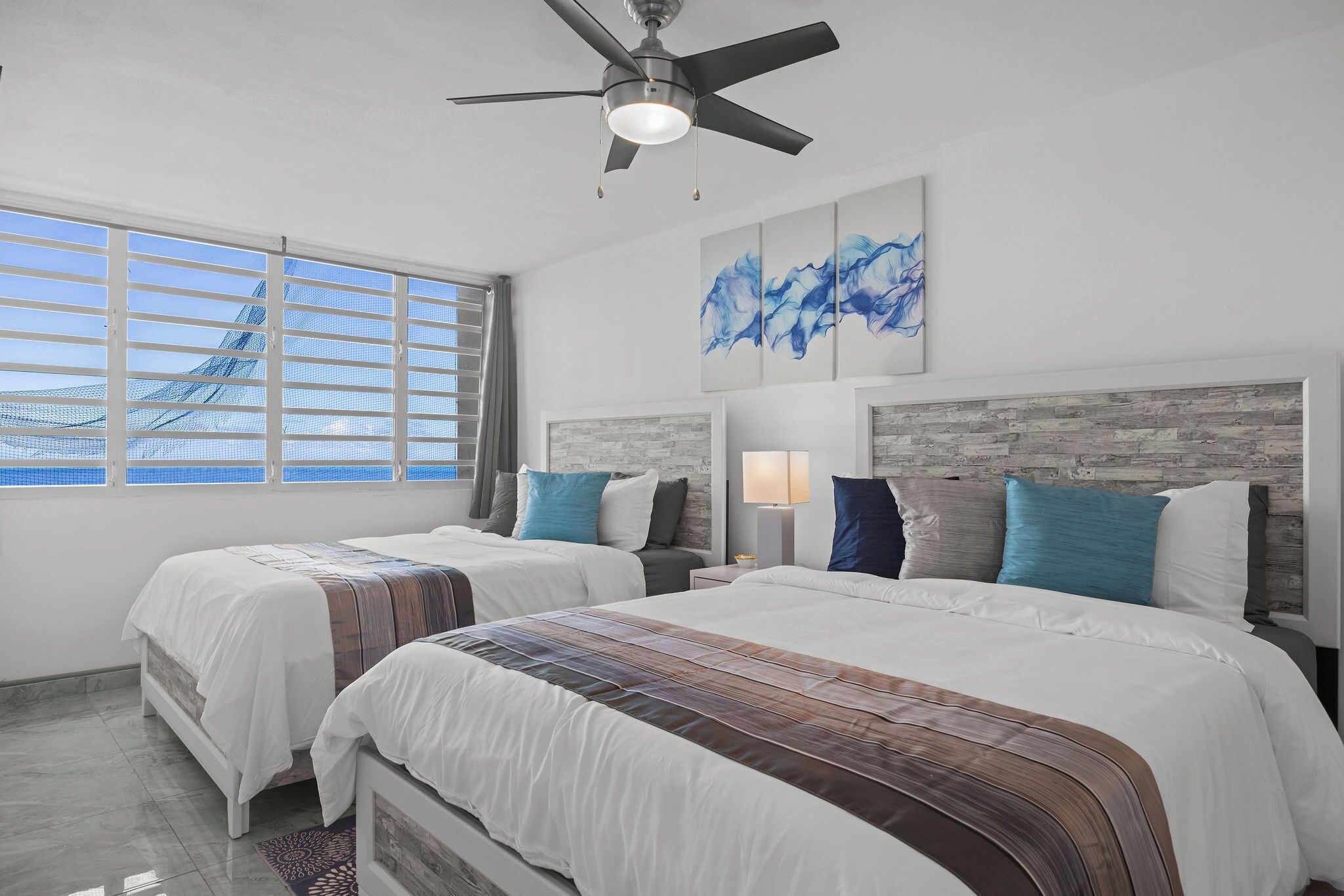 Tabla de planchar con plancha, wifi gratis y ropa de cama 