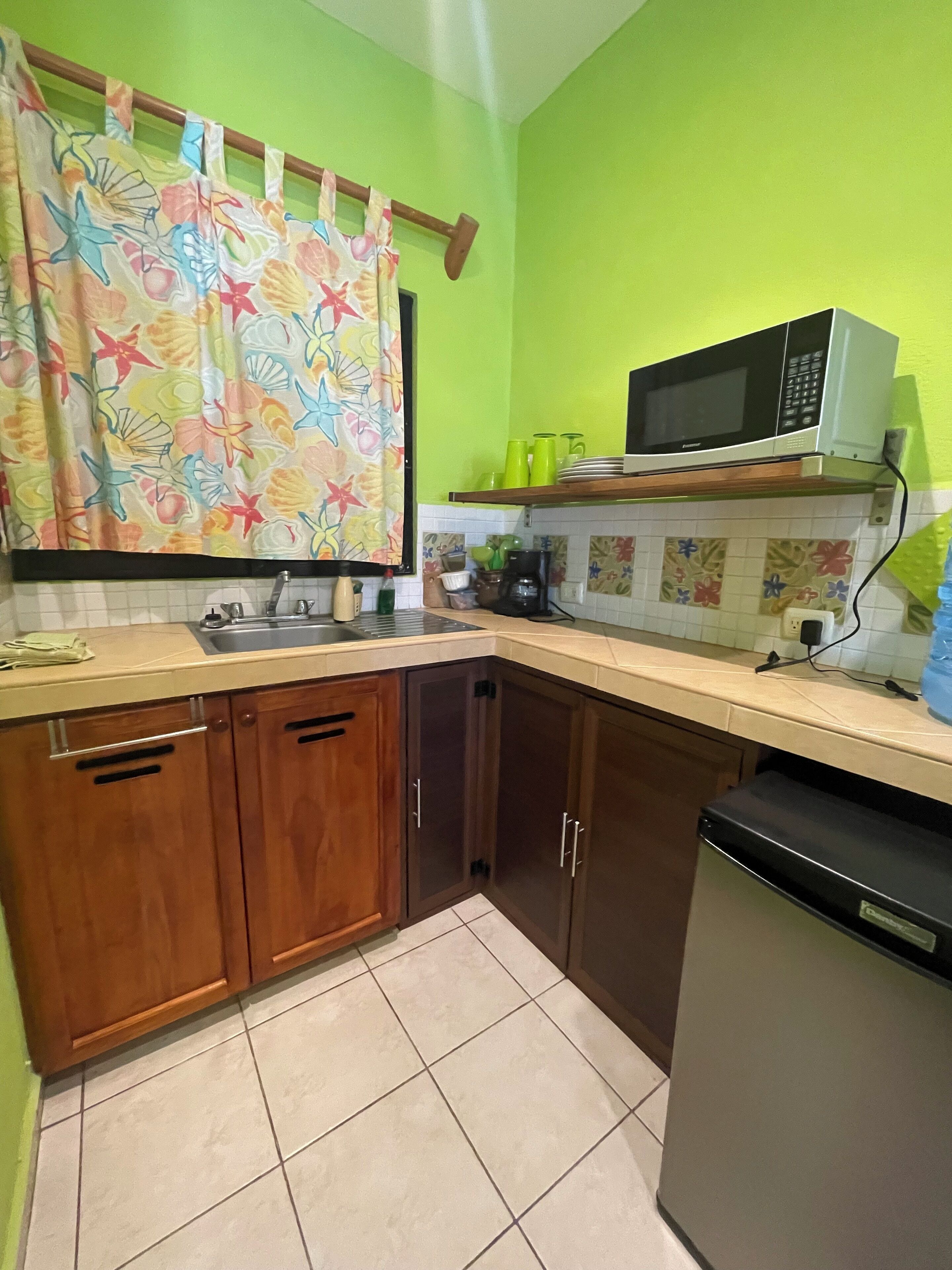 Réfrigérateur, micro-ondes, plaque de cuisson, cafetière/bouilloire