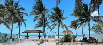 FLORA: Lovely suite in charming Celestun with AC & King bed.