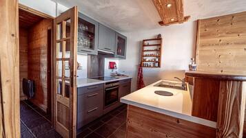 Réfrigérateur, micro-ondes, four, cafetiÚre/bouilloire