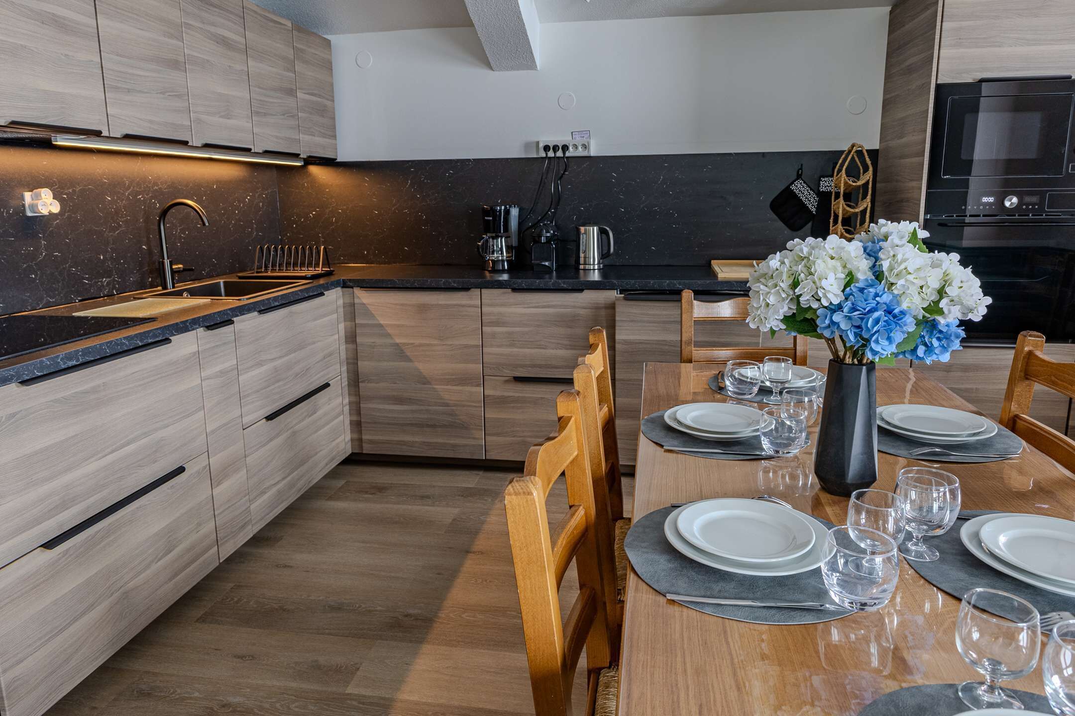 Kühlschrank, Mikrowelle, Ofen, Geschirrspüler