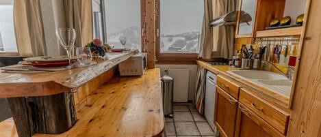 Réfrigérateur, micro-ondes, four, lave-vaisselle