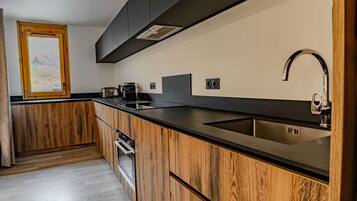 Fridge, oven, dishwasher, coffee/tea maker