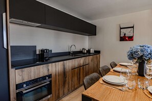 Kühlschrank, Ofen, Geschirrspüler, Wasserkocher mit Kaffee-/Teezubehör