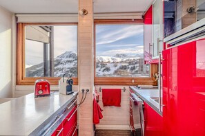 Kylskåp, mikrovågsugn, ugn och diskmaskin