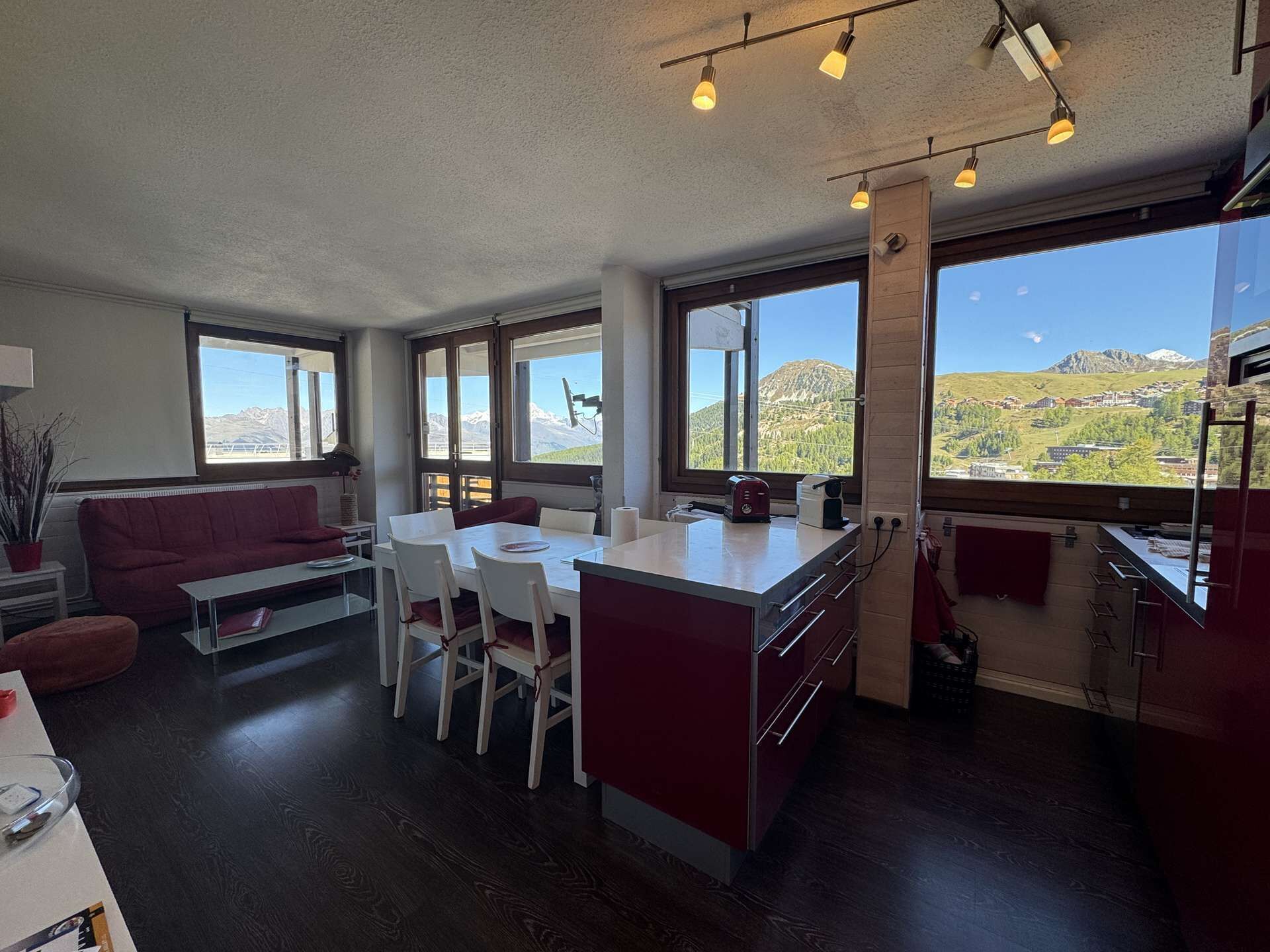 المنشأة من الداخل