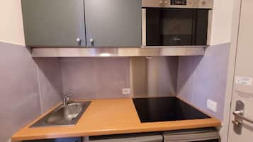 Kjøleskap, mikrobølgeovn, ovn og oppvaskmaskin