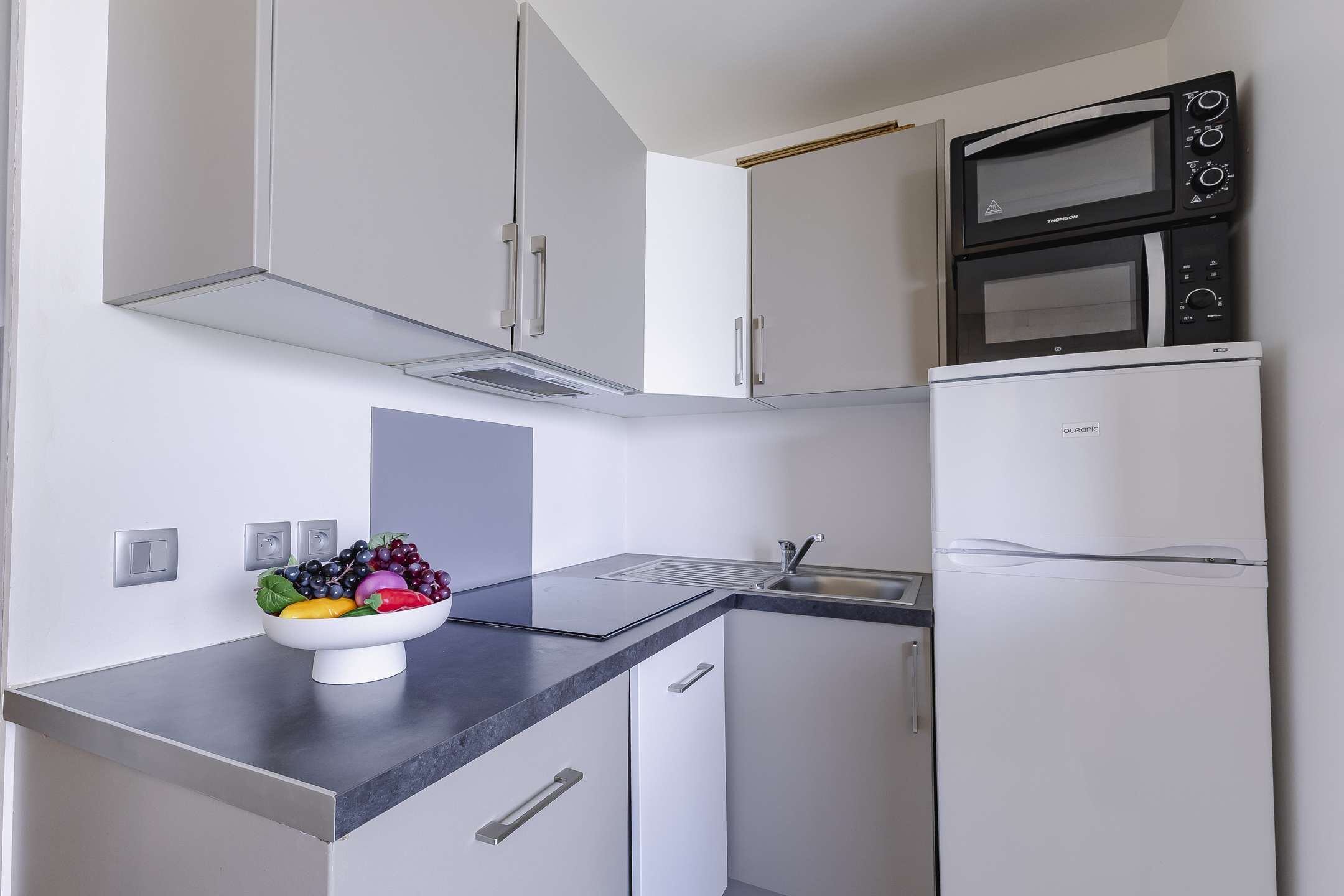 Een koelkast, een microgolfoven, een oven, een vaatwasser