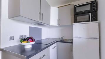 Een koelkast, een microgolfoven, een oven, een vaatwasser