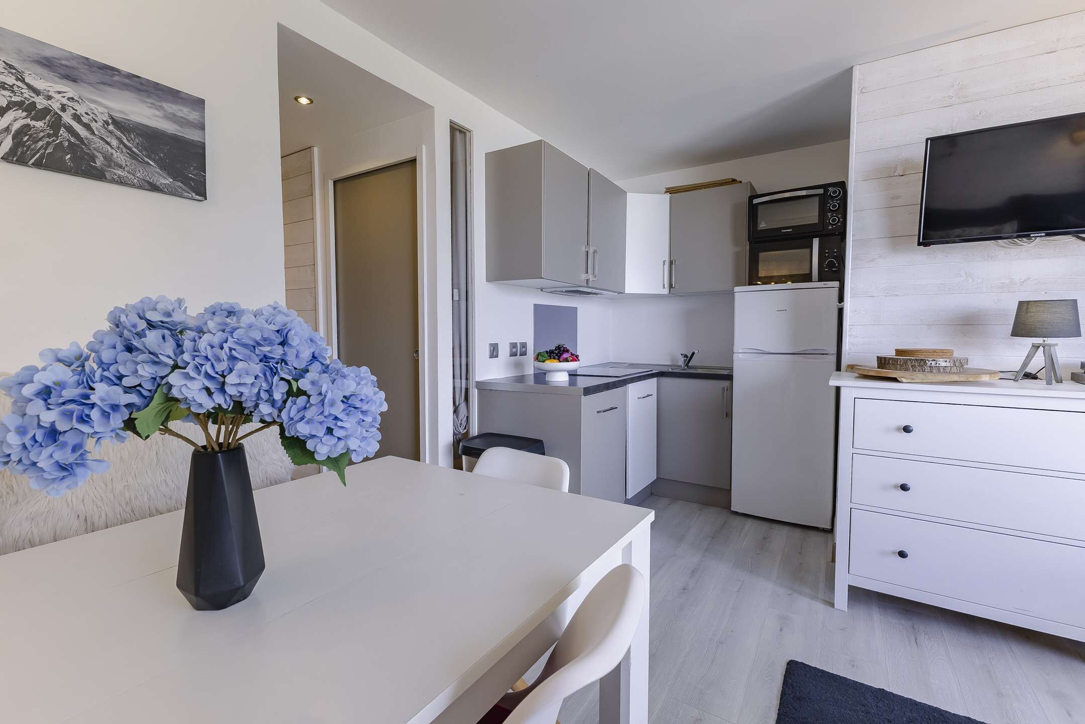 Geladeira, micro-ondas, fogão, lava-louças