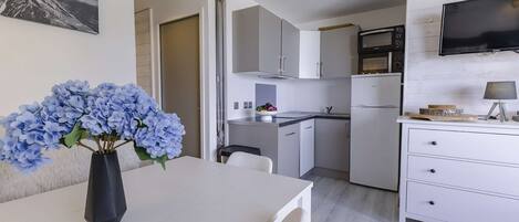 Geladeira, micro-ondas, fogão, lava-louças