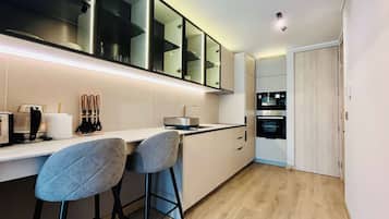 Geladeira, micro-ondas, fogão, cooktop