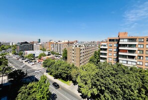 Un edificio a più piani con un cortile centrale circondato da alberi.