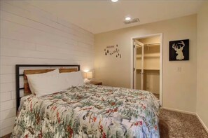 Työpöytä, ilmainen Wi-Fi, vuodevaatteet