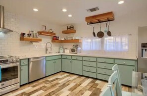 Jääkaappi, mikroaaltouuni, uuni, liesi