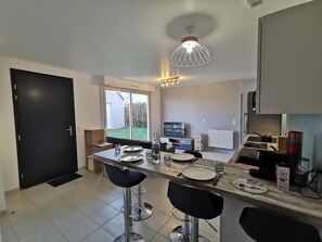 Dining - House with 5 bedrooms and 3 bathrooms | 1 bed 160cm & 4 beds 120cm (Etampes sur marne)