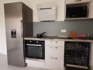 Fridge, microwave, oven, stovetop - House with 5 bedrooms and 3 bathrooms | 1 bed 160cm & 4 beds 120cm (Etampes sur marne)