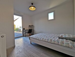 5 bedrooms, desk, WiFi, bed sheets - House with 5 bedrooms and 3 bathrooms | 1 bed 160cm & 4 beds 120cm (Etampes sur marne)