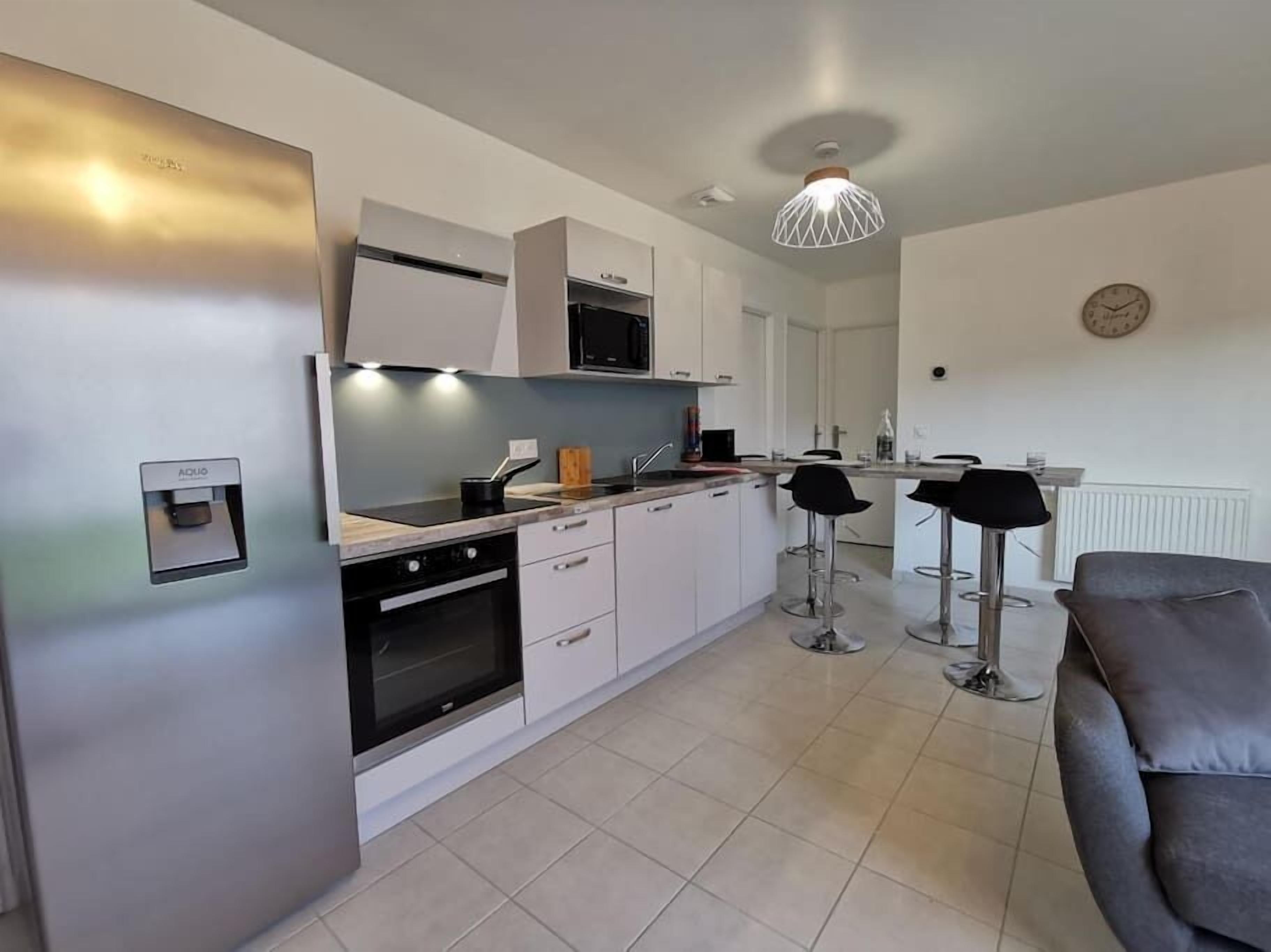 ثلاجة، ميكروويف، فرن، موقد طهي مسطح