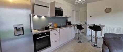 ثلاجة، ميكروويف، فرن، موقد طهي مسطح