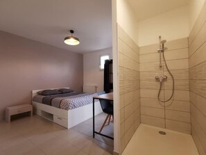 5 bedrooms, desk, WiFi, bed sheets - House with 5 bedrooms and 3 bathrooms | 1 bed 160cm & 4 beds 120cm (Etampes sur marne)