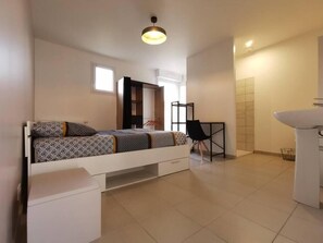 Schreibtisch, WLAN, Bettwäsche, Rollstuhlgeeignet