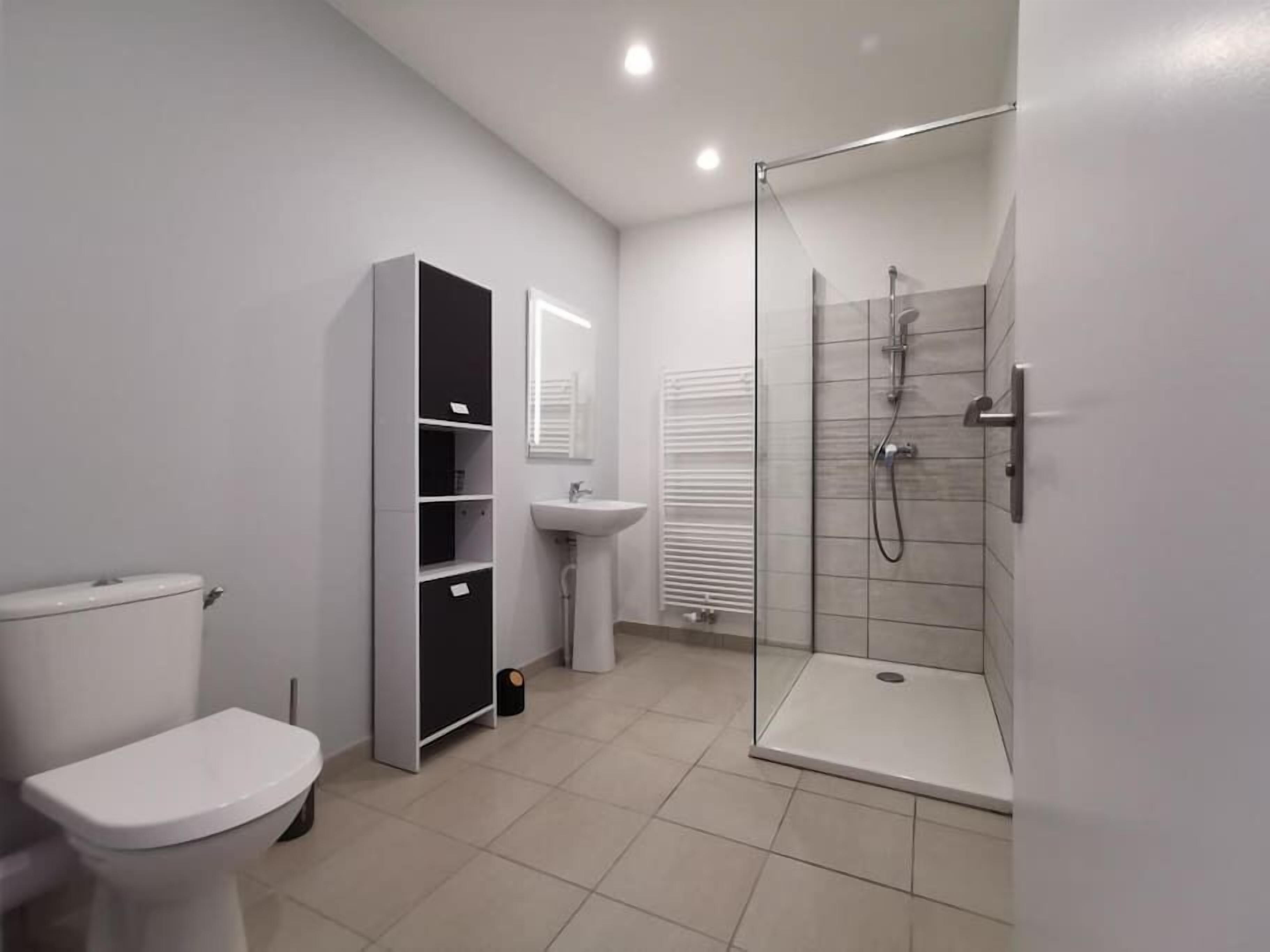 Douche, serviettes fournies