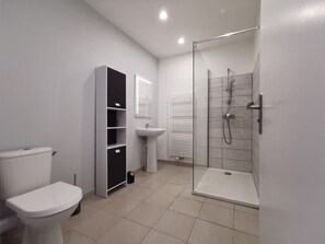 Shower, towels