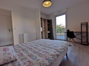 Desk, WiFi, bed sheets, wheelchair access - House with 5 bedrooms and 3 bathrooms | 1 bed 160cm & 4 beds 120cm (Etampes sur marne)