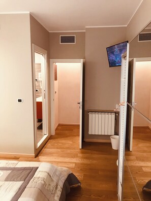 Coffres-forts dans les chambres, bureau, fer et planche à repasser