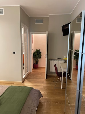 Coffres-forts dans les chambres, bureau, fer et planche à repasser