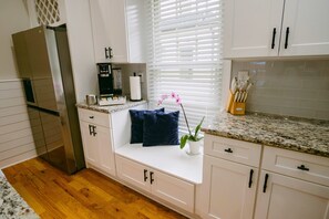 Wasserkocher mit Kaffee-/Teezubehör, Kühlschrank, Mikrowelle, Ofen