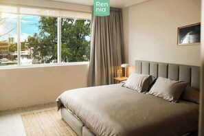 Tabla de planchar con plancha, wifi y ropa de cama 