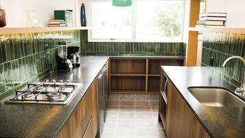 Kjøleskap, mikrobølgeovn, kokeplater og kaffetrakter/tekoker