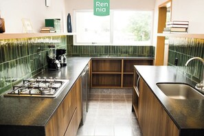 Kjøleskap, mikrobølgeovn, kokeplater og kaffetrakter/tekoker