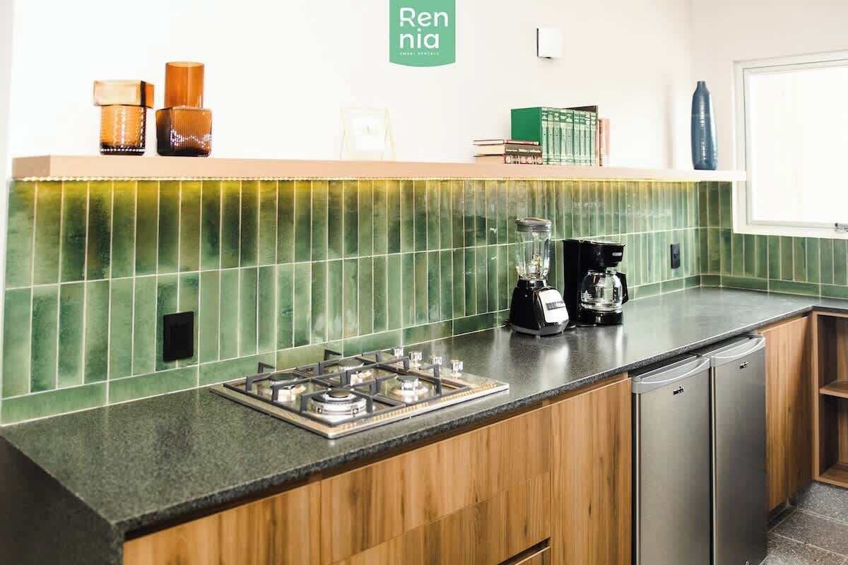 Kühlschrank, Mikrowelle, Herdplatte, Wasserkocher mit Kaffee-/Teezubehör