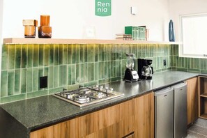 Kühlschrank, Mikrowelle, Herdplatte, Wasserkocher mit Kaffee-/Teezubehör